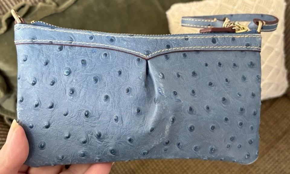 Bolso sin asas Dooney Bourke azul claro denim avestruz de cuero en relieve muñeca Foto 3 de 4
