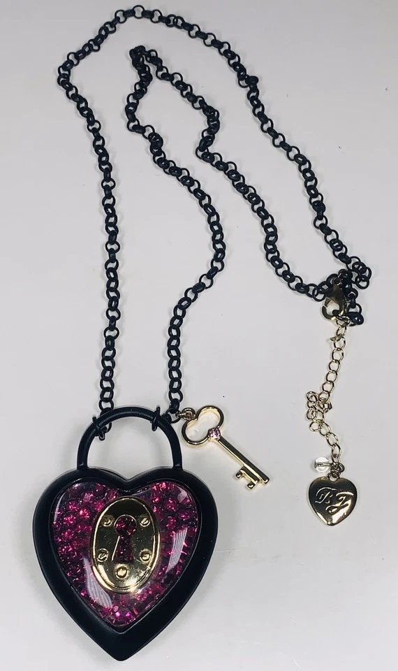 Collar Candado Corazón Hinchado Estrás Rosa Betsey Johnson con Llave Raro Retirado Foto 3 de 4
