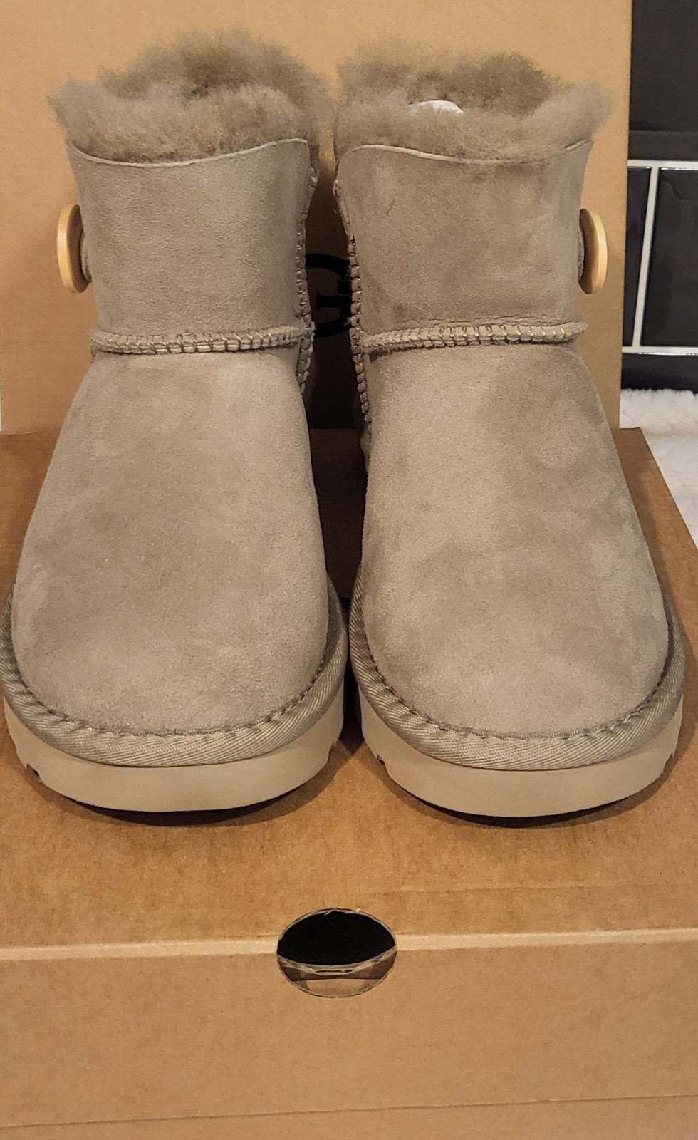 UGG MINI BAILEY BUTTON B/NEW COST £175
