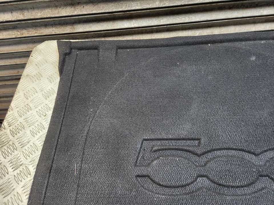 FIAT 500X TAPA MALETERO TRASERO EN MALETERO NEGRO 07356311270 2015 - 2021 Foto 3 de 4