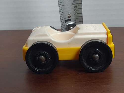 Oldtimer Fisher Price Little People Auto Fahrzeug weiß über gelb Autogarage - Bild 8 von 8