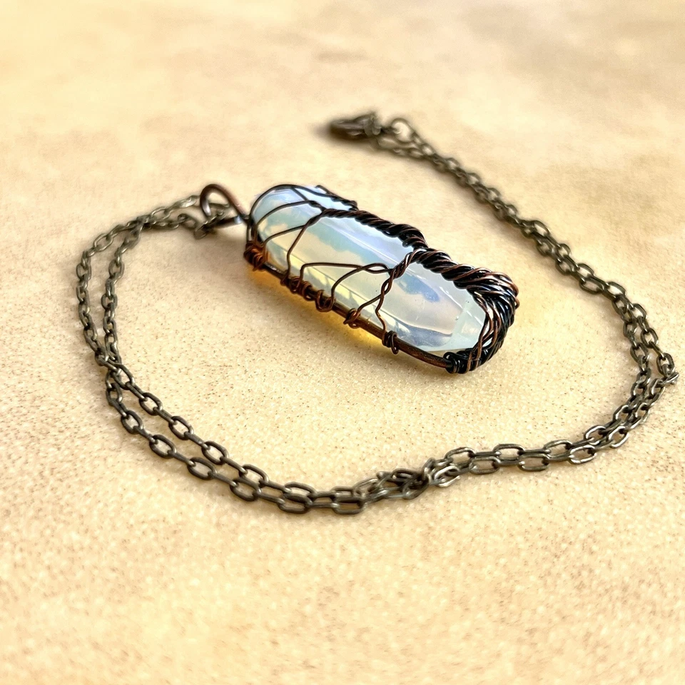 Colgante de árbol envuelto en alambre de opalita en cadena de bronce envejecido, cristal hecho a mano Foto 4 de 4