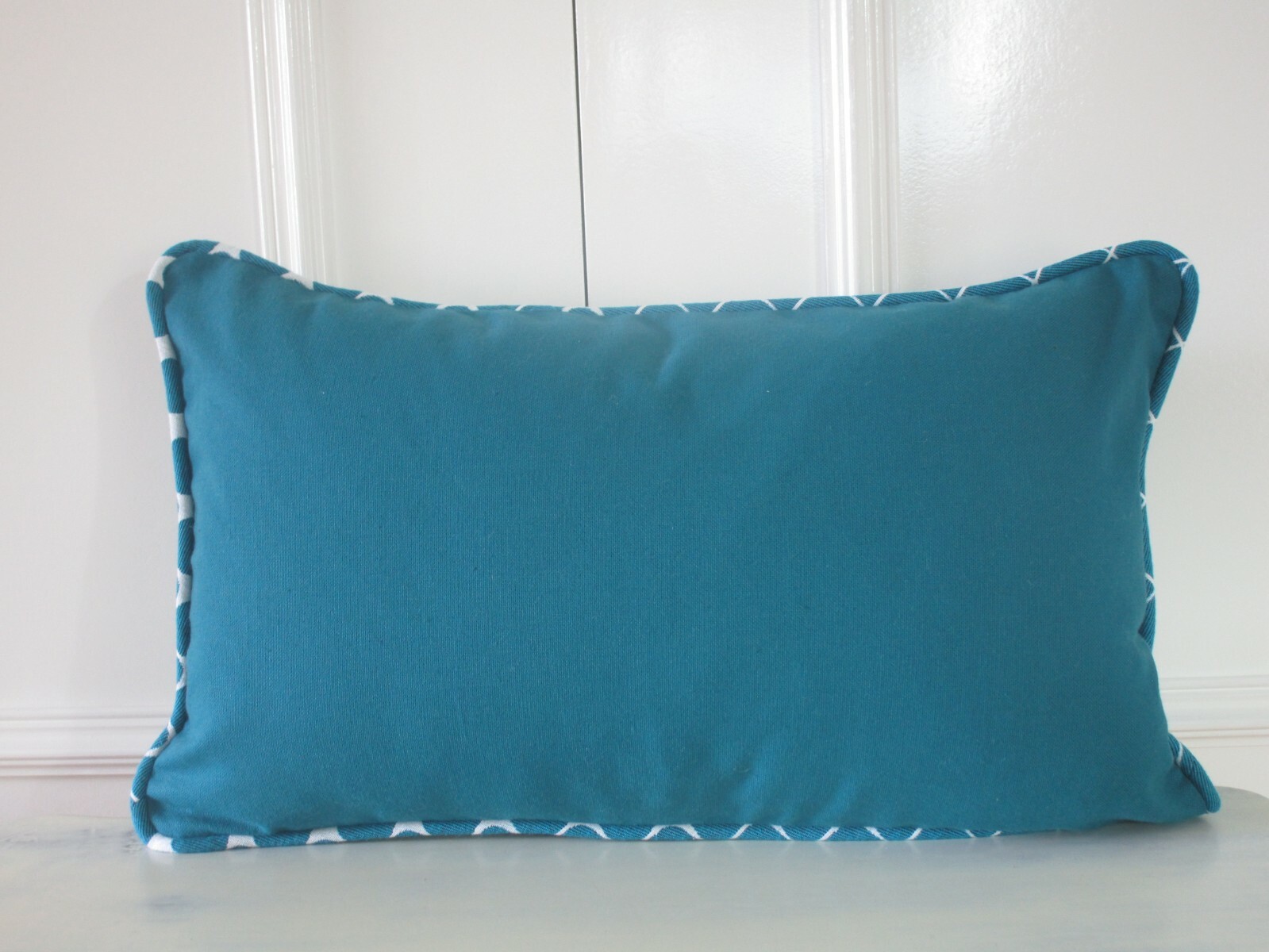 Housse de coussin bleu canard 50x30 cm idéale pour sublimer un fauteuil scandinave