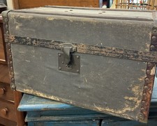Ancien coffre à vapeur en bois M.C. Lilley & Co.