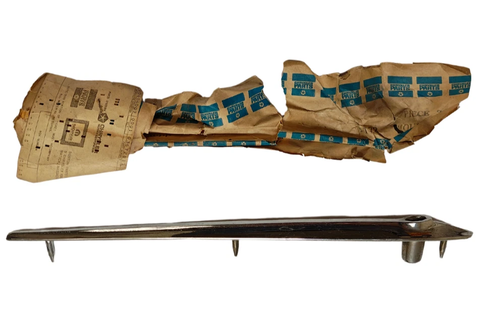 Plymouth Fury 1973 capó central adorno moldura base cromada 3672811 nuevo en stock Foto 2 de 4