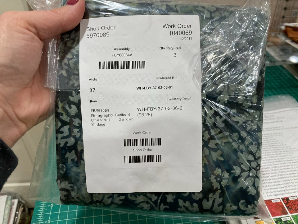 Jardín de carbón Floragraphix Batik 3 yardas Foto 2 de 2