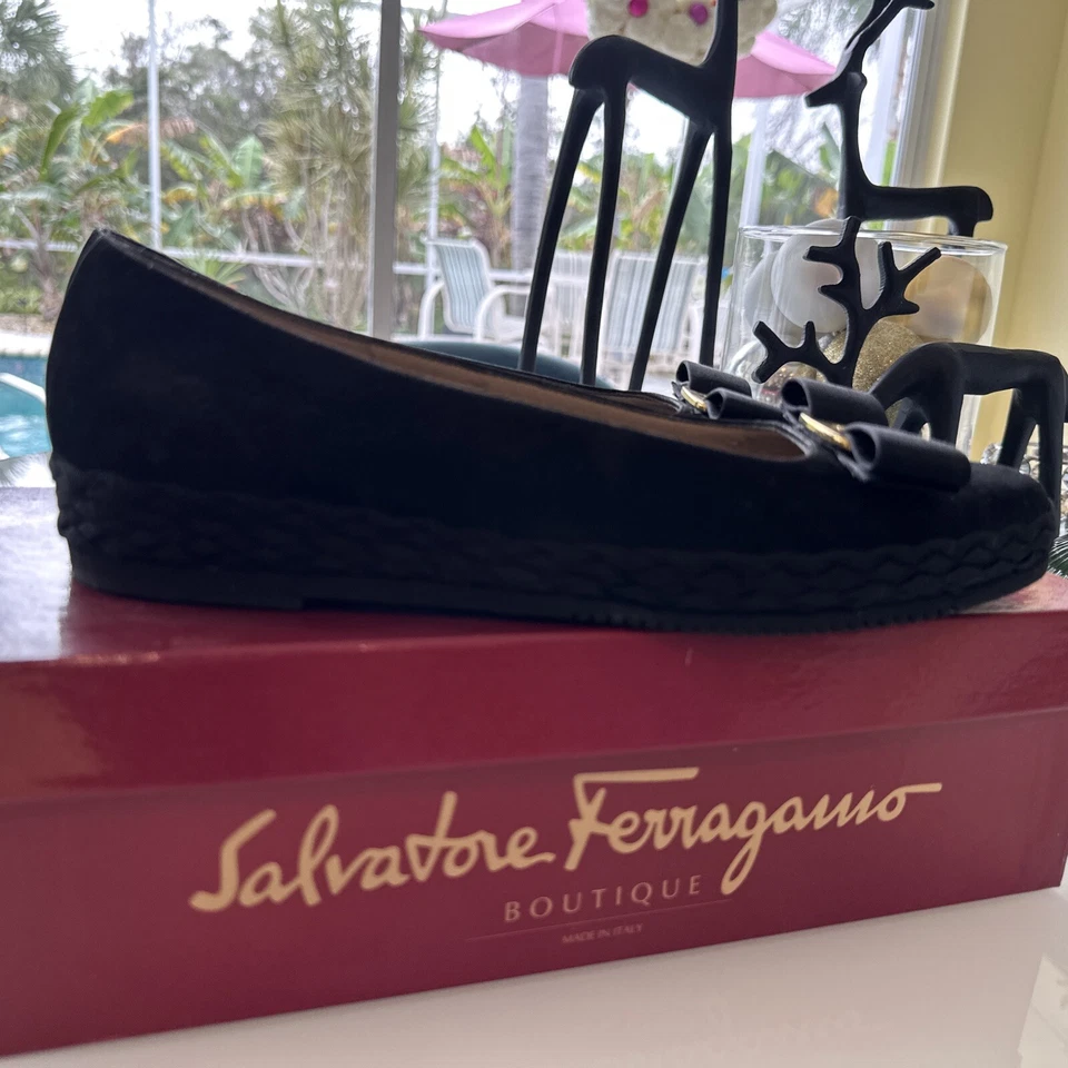Zapatos de salón de ballet planos Ferragamo Vara con arco para mujer negros de gamuza talla 7,5AA Foto 2 de 4