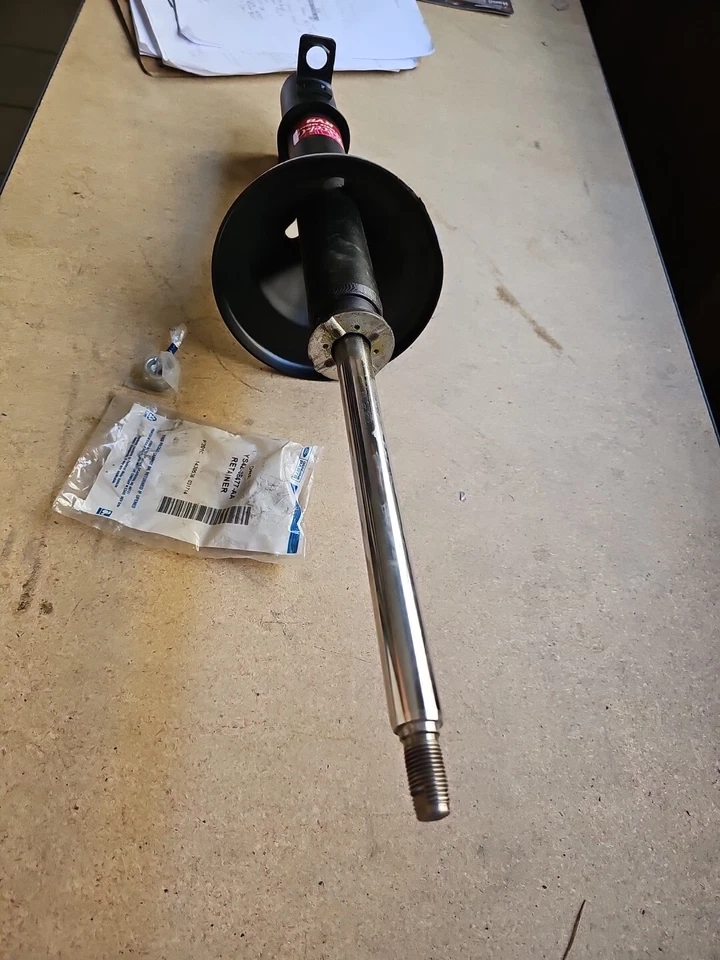 Puntal de suspensión KYB 333111 para 94-97 Kia Sephia Foto 3 de 4