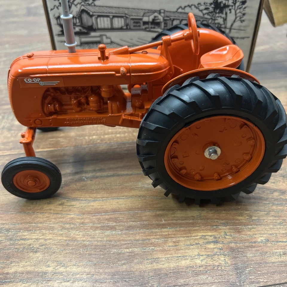 Vintage Ertl Escala 1/16 Dyersville Farm Toy Museum Cockshutt Co-Op E5 1988 - Imagem 2 de 4