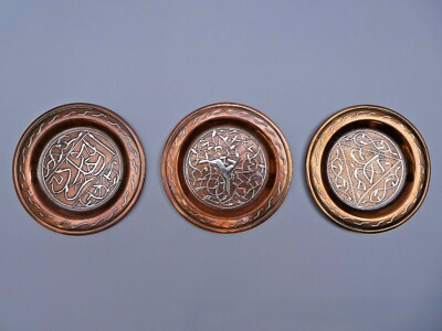 Set mit drei östlichen Kupferschalen mit Silberdekoration