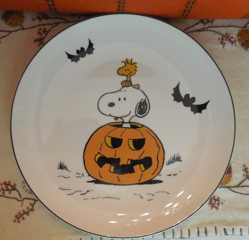 PEANUTS HALLOWEEN PLATE SNOOPY IN PUMPKIN 8" PORCELAIN LENOX GREAT PUMPKIN - Picture 2 of 2