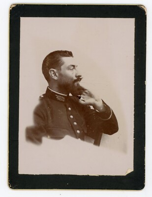 FOTO, ein Soldat in Profiluniform Bock und Bürstenschnitt