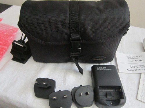 KODAK TRAVEL KIT - DIGITAL CAMERA - RAPID CHARGER, POWER PLUGS, TRAVEL CASE - Picture 2 of 5