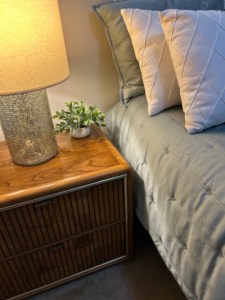 American of Martinsville Juego de 2 Mesas de Noche de Madera Burl Raro Mediados de Siglo Foto 2 de 4