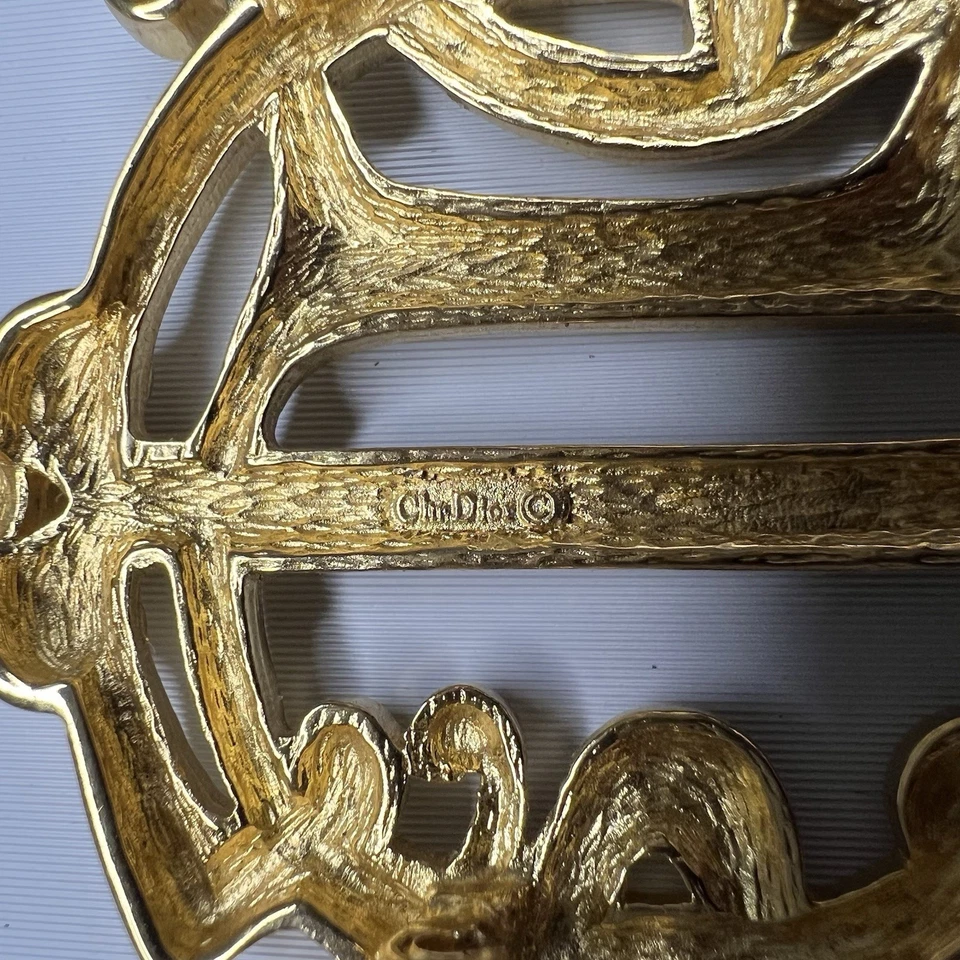 Broche Vintage Christian Dior Logotipo Escrita Dourada Anos 80 C Dior Motivo Pin - Imagem 2 de 4