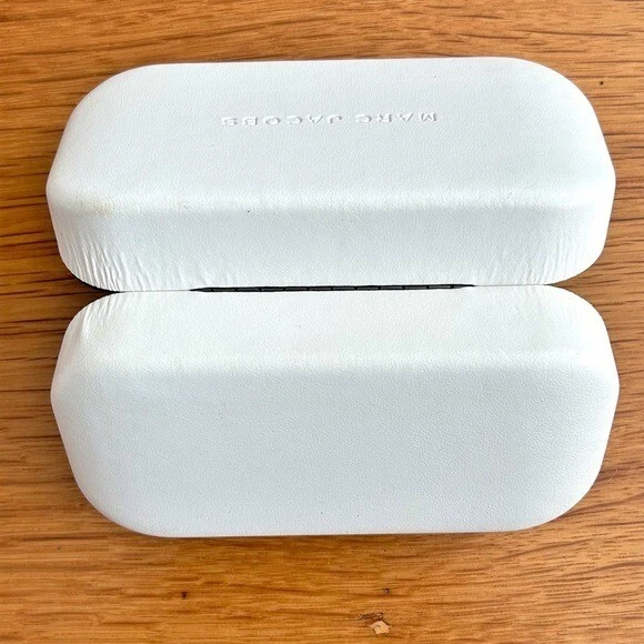 Estuche rígido para gafas y paño de limpieza unisex Marc Jacobs blanco de gran tamaño con carcasa de almeja Foto 2 de 4
