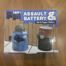 Assault & Battery Salt & Pepper Shakers Big Mouth Toys SOLD OUT Rare NEW GIFT ✨