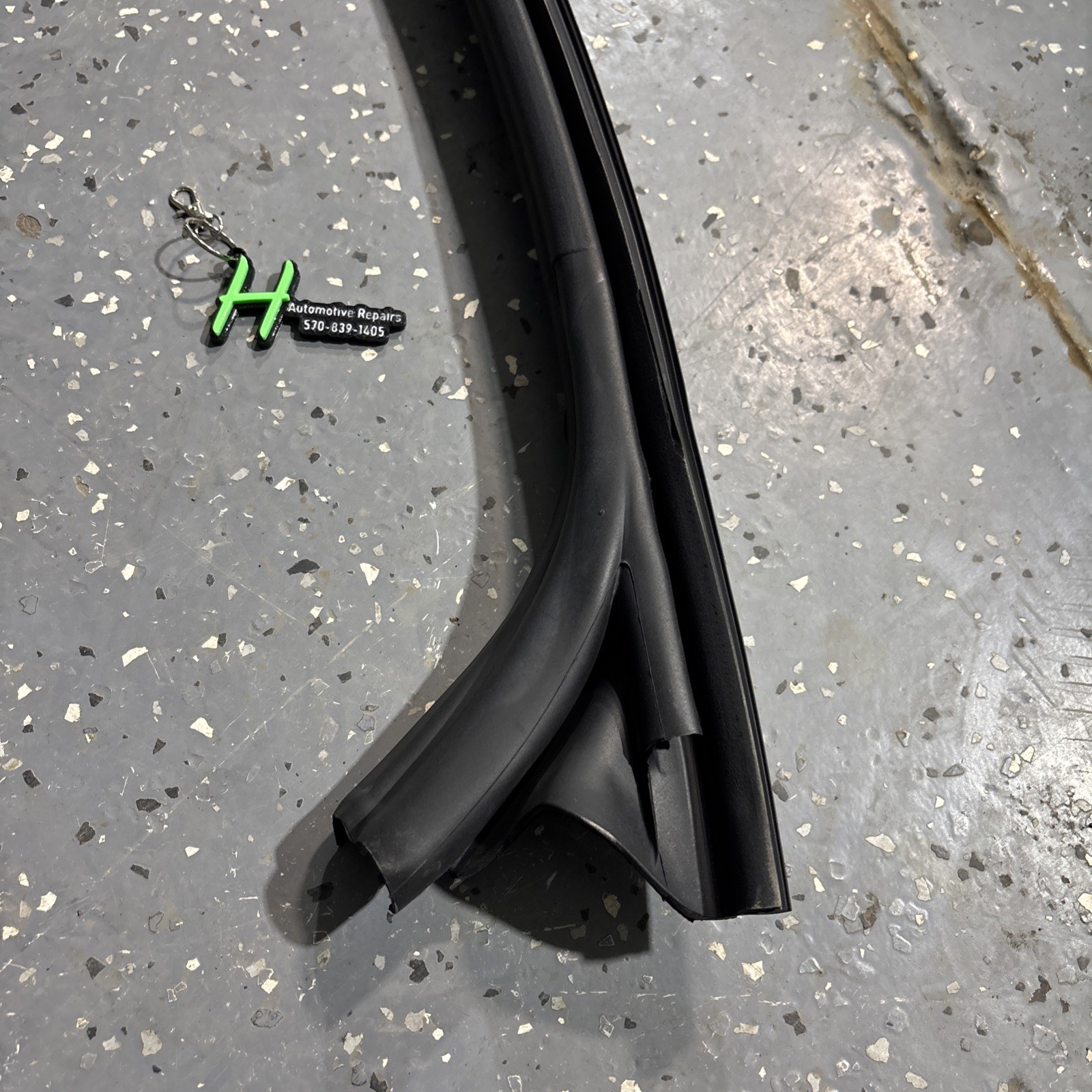 🏎️ Ferrari 488 GTB-Spider  Right Door Upper Rubber Gasket Weather Seal – OEM
