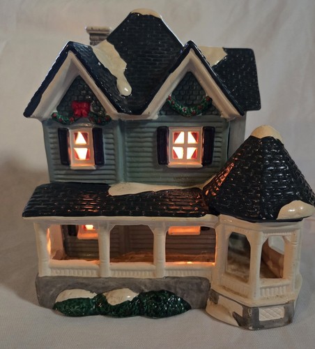 1994 SANTA'S BEST CHRISTMAS IN VERMONT LARGE LIGHTED HOUSE 8 1/2" 8 1/4" 8 3/4" - Picture 3 of 8