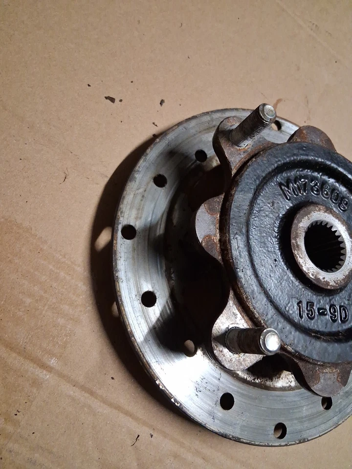 Buje derecho o izquierdo rueda delantera o trasera John Deere Gator RSX 860 I  Foto 2 de 4