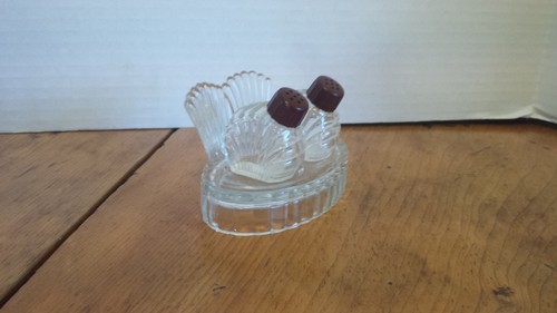 Mini Huhn Salz und Pfefferstreuer auf Tablett 1 1/2" hoch Bakelit Tops 1940er?  - Bild 1 von 3