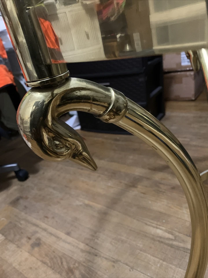 Mesa de centro italiana vintage de latón con cabeza de cisne de 3 esquinas Foto 2 de 4