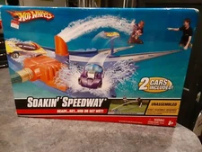 2008 Mattel Hot Wheels Soakin' Speedway Track w/ 2 Cars -New- -SEALED- -Read-