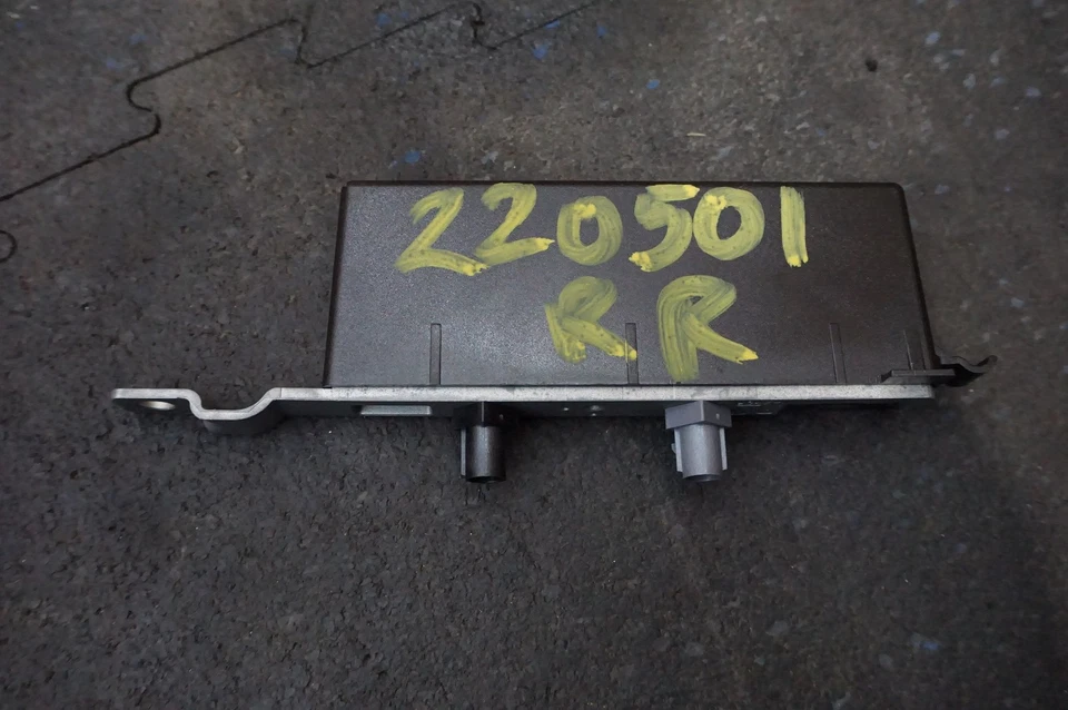 Radio Antenna Booster Amplifier Module OEM 95B035225 Porsche Macan 2015-18 - Image 3 of 4