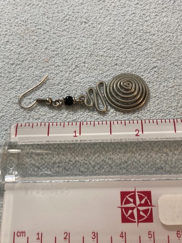 Pendientes perforados colgantes con cuentas negras remolino y swoop tono plata - Imagen 6 de 9