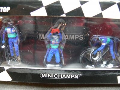 1/43 Minichamps Sauber Petronas Front Tyre Change Set Pit Stop 343 100032