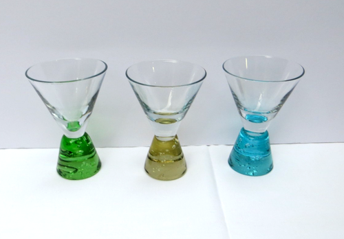 Verres à vin cordial, tiges colorées, sur bol transparent, rouge