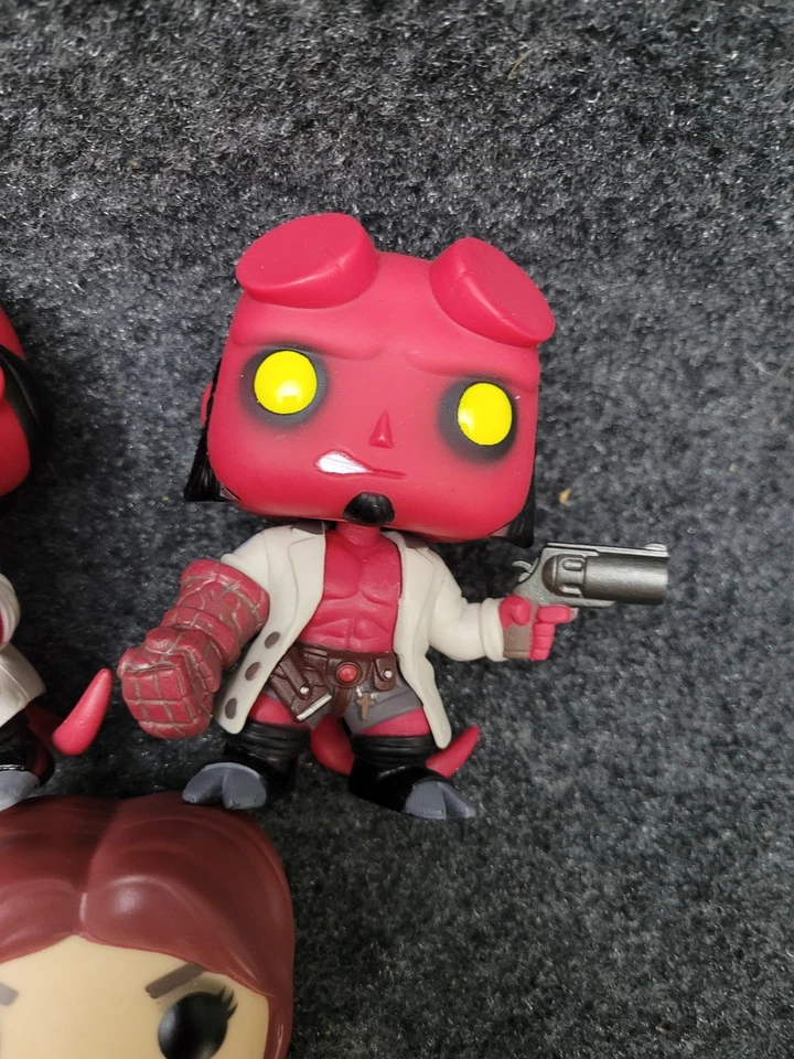 Lote de figuras Funko Pop Hellboy con espada y pistola más conjunto de cómics Liz Sherman Hellboy Foto 3 de 4