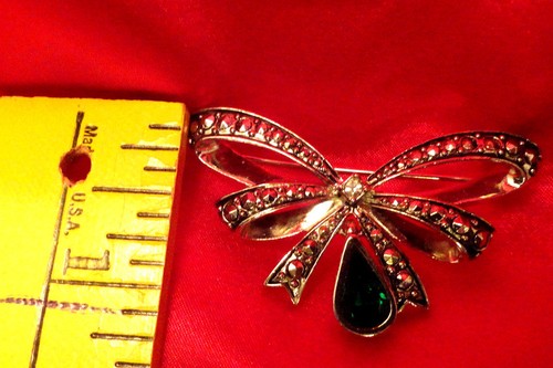 SPILLA NASTRO FIOCCO MARCASITE PIETRA NASCITA SMERALDO AVON MAY VINTAGE - Foto 4 di 4