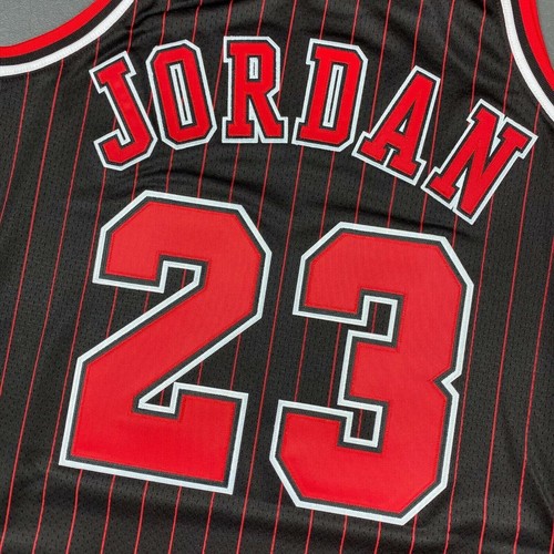 100% Authentic Michael Jordan Mitchell & Ness 96 97 Bulls Jersey Size 40 M Mens - Picture 7 of 7
