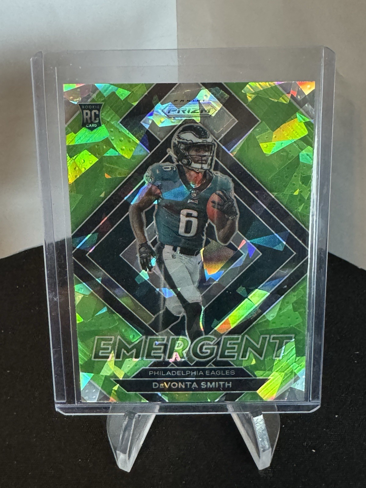 2021 Panini Prizm Devonta Smith Eagles Green Cracked Ice Emergent Rookie
