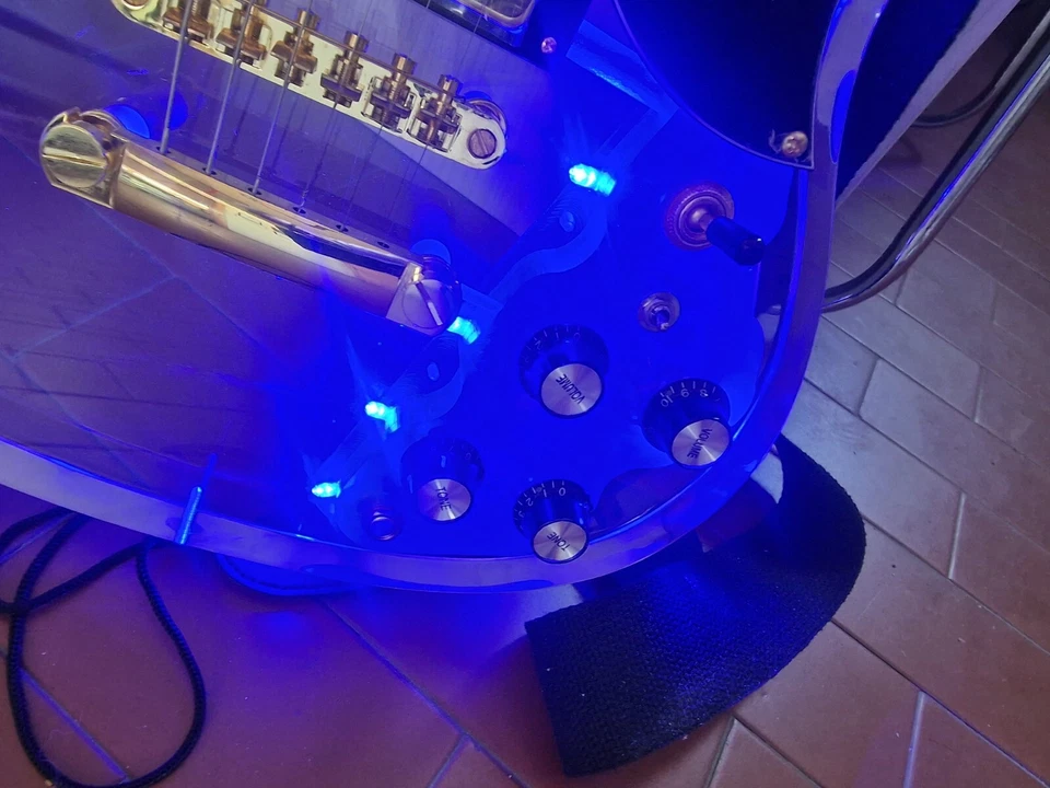 WUQIMUSC Chitarra elettrica con luce LED trasparente corpo in  - Immagine 3 di 4