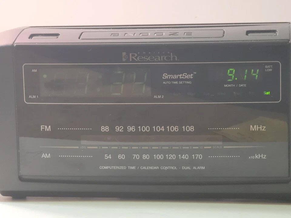 Emerson Research Smart Set Cks2000 Dual Alarm Clock & AM/FM Radio  - Image 2 of 4