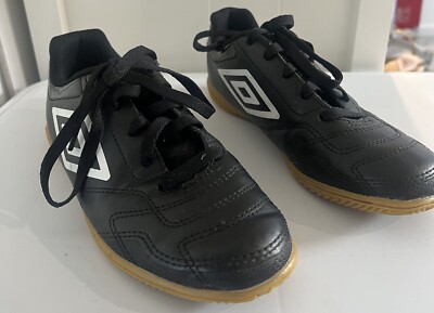 Umbro Classico JNR Shoes UK 3.5, US4, EU36 Pre-loved Condition