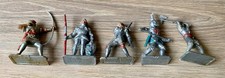 CRESCENT TOYS - SÉRIE CHEVALIERS EN ARMURE - CINQ FIGURINES - 1965 