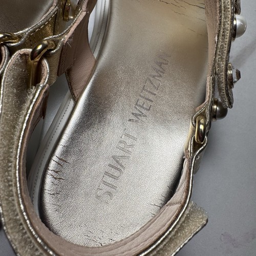 STUART WEITZMAN Zoelie Metallic Leather Pearl & Crystal Stud Sandals GOLD / 6.5 - Picture 10 of 15