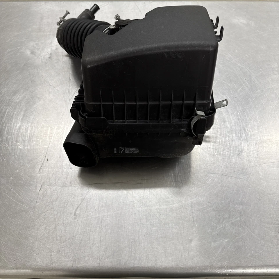 Caja de filtro de filtro de aire OEM Toyota 17701-0T040 Corolla 2014-2019 Foto 3 de 4