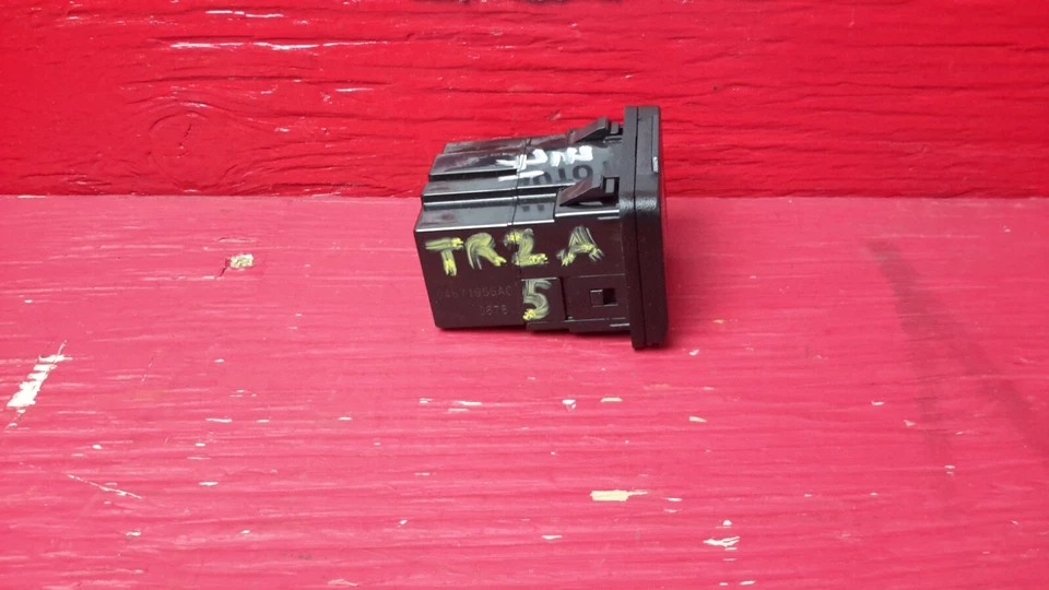 2008 Dodge Caliber Jeep Patriot Compass tomada inversor de energia 4671955AC FABRICANTE DE EQUIPAMENTO ORIGINAL - Imagem 2 de 4