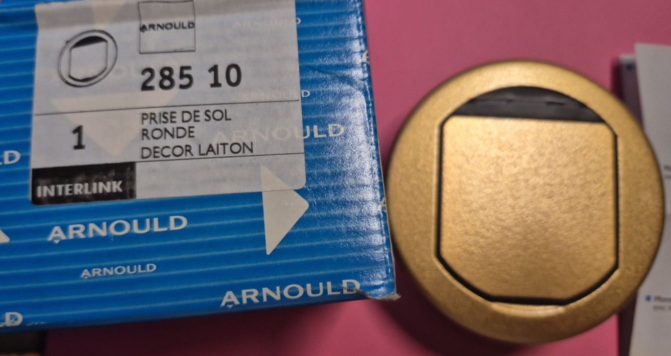 Arnould 28510 prise de sol laiton pour supprimer les câbles électriques au milieu du salon