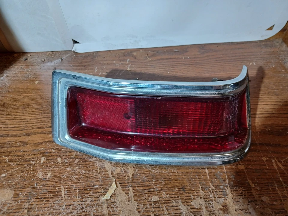 Carcasa de luz trasera derecha Plymouth Valiant 1973 con lente completa OEM 73 lado de paso Foto 4 de 4