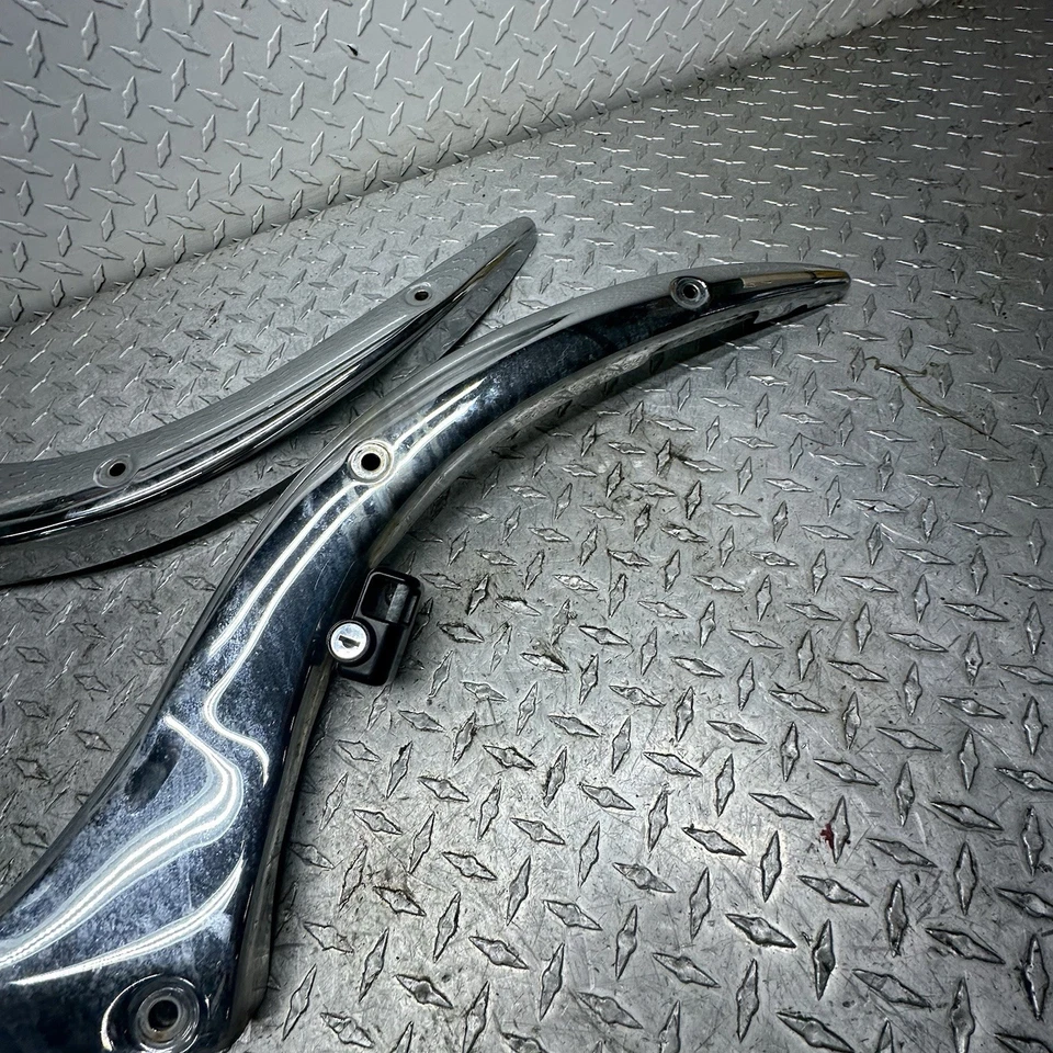 06-09 Suzuki Boulevard C50 VL800 2007 OEM puntal guardabarros rieles traseros par de soportes Foto 3 de 4