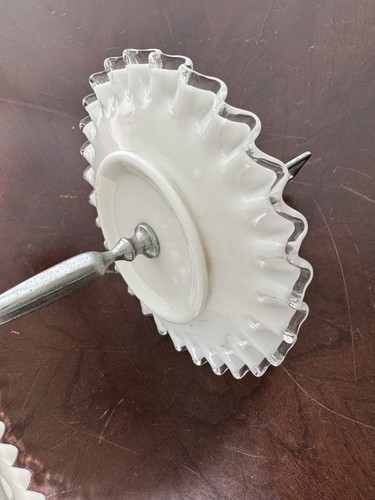 Fenton Silver Crest Milchglas gekräuselter Rand zwei Ebenen Leckerbissen Tablett - Bild 7 von 10