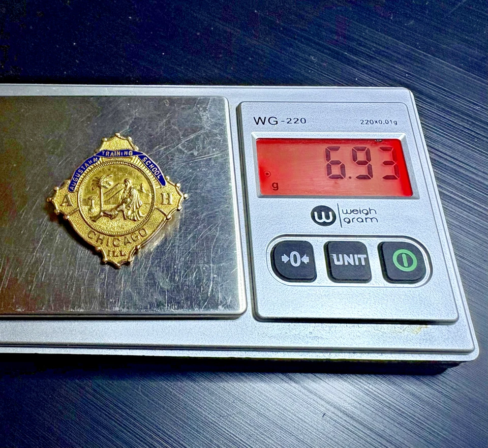 Premio de la Escuela de Enfermería de Chicago de oro 14K de 6,93 g de la década de 1930 único a Mildred Stenlund Foto 3 de 3