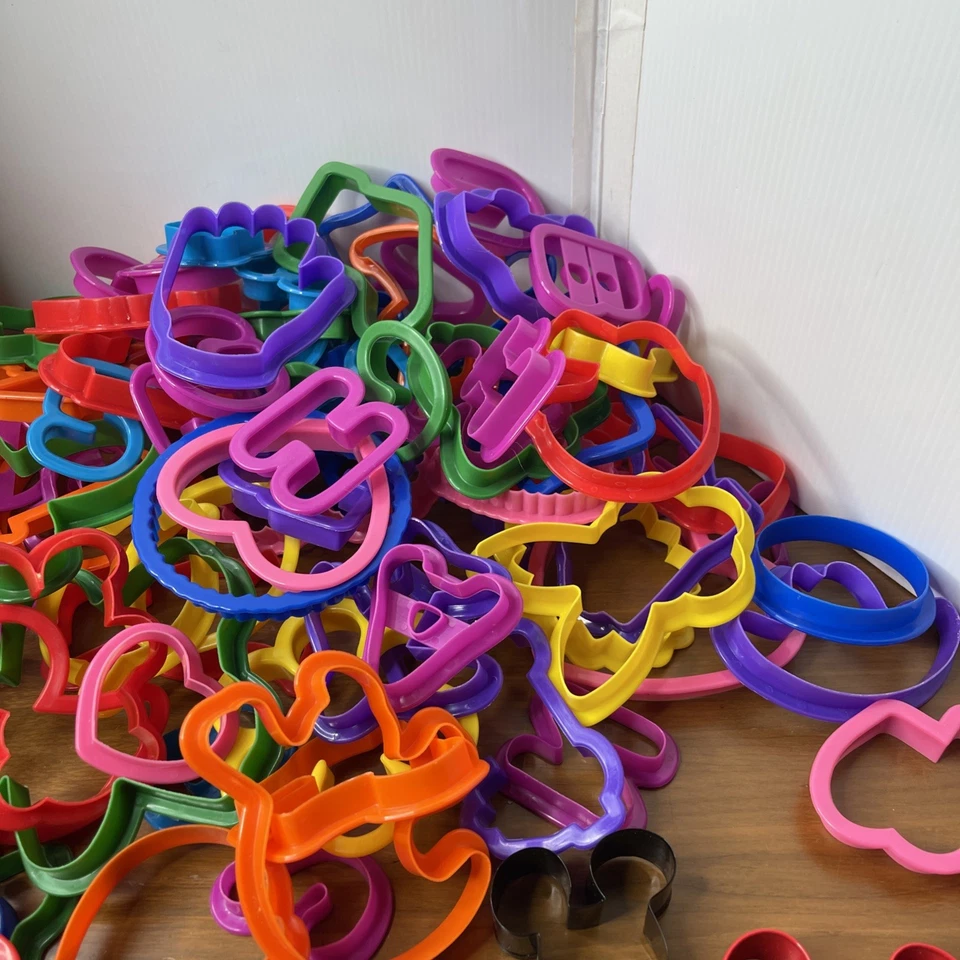 98* Lot of Vintage Cookie Cutters Halloween Wilton Christmas Disney Animals - Image 4 of 4