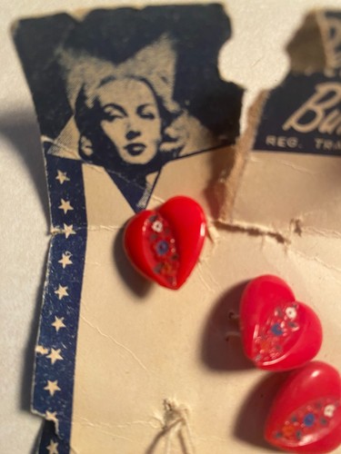 Vintage Prevue Movie Buttons, hearts, painted, original card - Picture 3 of 3