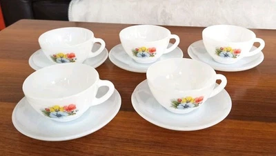 5 tasses à café fleuries avec soucoupes Arcopal vintage 1970 - Photo 1/2
